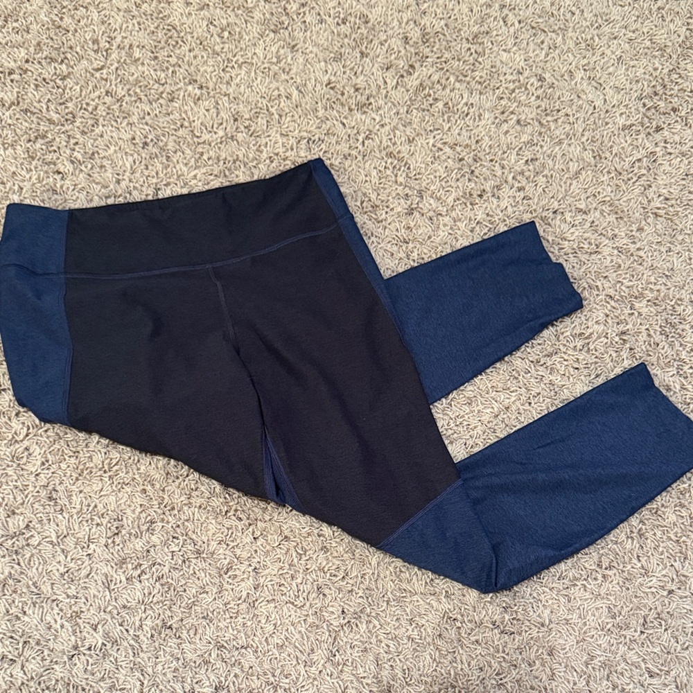 Outdoor Voices Women’s Side Large Two Tone 7/8 Legging in Navy/Black